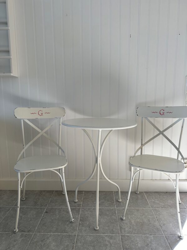 GreenGate cafémöbel – bord och två stolar